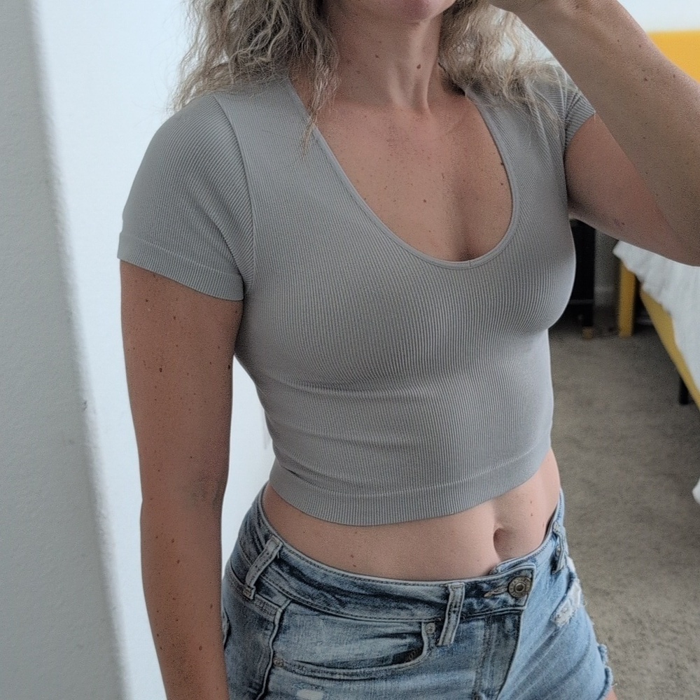 Wild Fable Cropped Top Compression Fit V-Neck Ribbed Light Gray Size Small